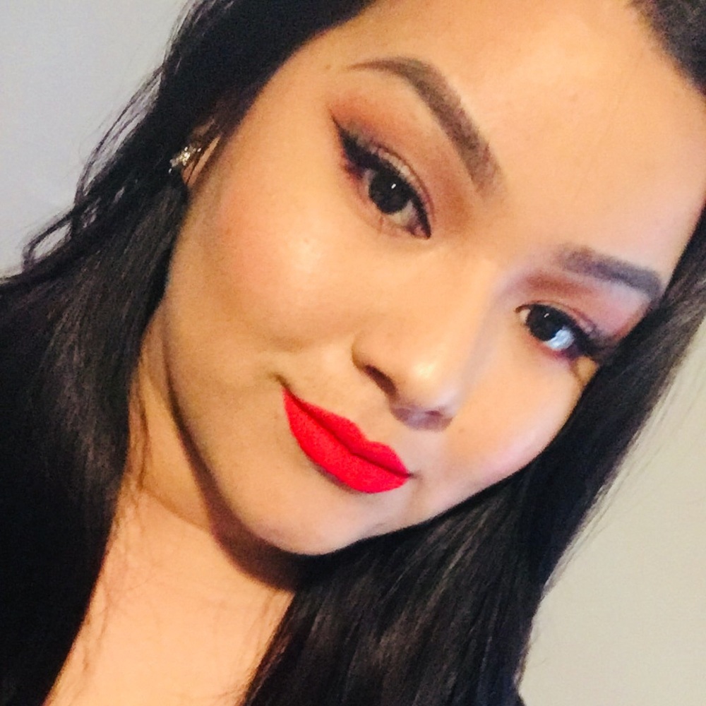 Meet your Posher, Claudia